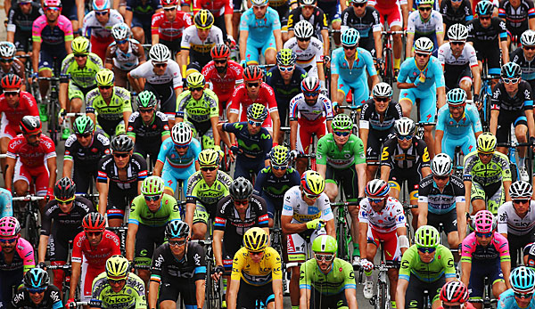 Das Feld ist bei der Tour de France mit zahlreichen Fahrern und Teams gespickt.