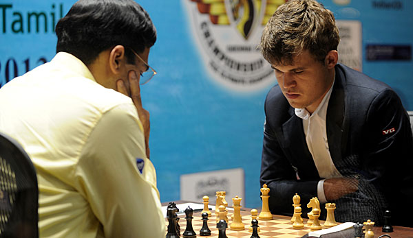 Magnus Carlsen (r.) besiegte Viswanathan Anand (l.) bei der letzten WM im November 2013