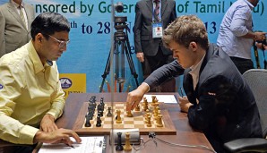 Magnus Carlsen (r.) geht bei der WM in Führung