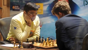 Viswanathan Anand (l.) glich durch seinen ersten Sieg gegen Magnus Carlsen aus