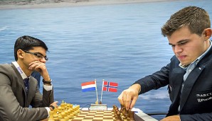 Magnus Carlsen (r.) will seinen Weltmeistertitel verteidigen