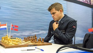 Der zweite Tag der WM gebann für Magnus Carlsen mit einem Unenschieden