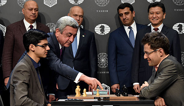 In der ersten Runde hatte Levon Aronian (r.) gegen Anish Giri remis gespielt