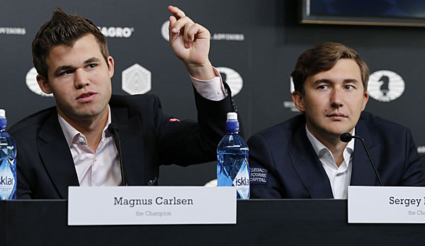 Titelverteidiger Magnus Carlsen (l.) trifft bei der WM 2016 auf Herausforderer Sergey Karjakin