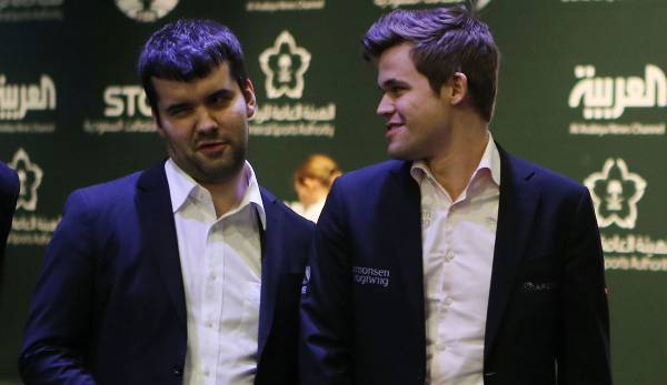 Der Herausforderer steht fest: Schach-Weltmeister Magnus Carlsen (r.) muss seinen Titel zum Jahresende gegen Angstgegner Jan Nepomnjaschtschi verteidigen.