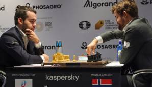Weltmeister Magnus Carlsen (r.) hat bei der Schach-WM in Dubai einen großen Schritt in Richtung erfolgreicher Titelverteidigung gemacht.