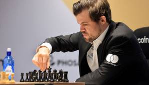 Weltmeister Magnus Carlsen hat seine Führung bei der Schach-WM in Dubai ausgebaut und dürfte auf dem Weg zur erfolgreichen Titelverteidigung kaum noch zu stoppen sein.