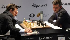 Jan Nepomnjaschtschi (r.) hat kaum noch Chancen, Magnus Carlsen vom Schach-Thron zu verdrängen.