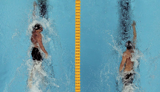 Eine Armlänge vorn: Ryan Lochte (l.) hat das zweite Giganten-Duell gegen Michael Phelps gewonnen