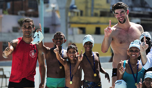 Michael Phelps (r.) bei einem Schwimmtraining von Jugendlichen im Rahmen der Laureus-Awards