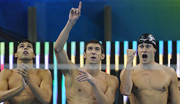 Fingerzeig: Michael Phelps (M.) steigt wieder ins Becken