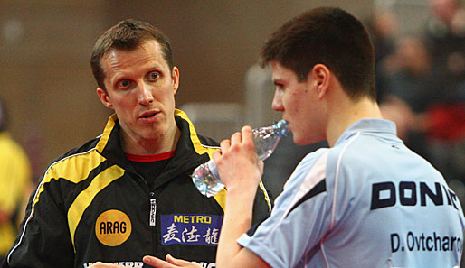 Trainer Jörg Rosskopf (l.) und sein Schützling Dimitrij Ovtcharov beim Coaching in der Satzpause
