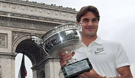 Roger Federer - Der Triumphator von Paris vor dem Triumphbogen