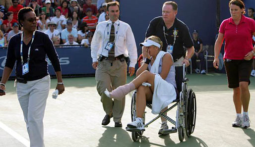 Sabine Lisicki knickte beim letzten Ballwechsel um und musste im Rollstuhl vom Platz gebracht werden