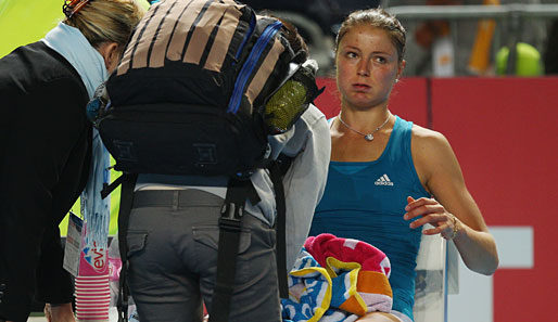 Bei den Australian Open musste Dinara Safina (r.) in Runde Vier gegen Maria Kirilenko aufgeben