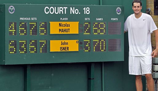 John Isner mit dem Beweis für sein Rekordspiel gegen Nicolas Mahut