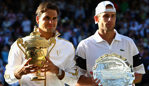 Roger Federer (l.) sicherte sich 2009 im Finale gegen Andy Roddick den Turniersieg
