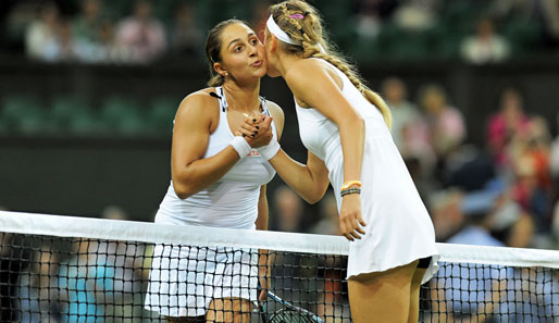 Victoria Azarenka (r.) siegte im Viertelfinale von Wimbledon gegen Tamira Paszek