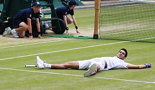 Novak Djokovic lag nach seinem Finalsieg in Wimbledon fassungslos auf dem Rasen