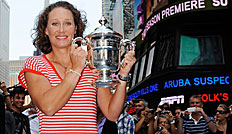 Sam Stosur präsentiert ihren US-Open-Pokal am New Yorker Times Square
