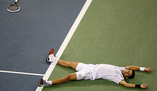 Erschöpft liegt Novak Djokovic nach seinem Sieg über Rafael Nadal auf dem Boden des Center Court
