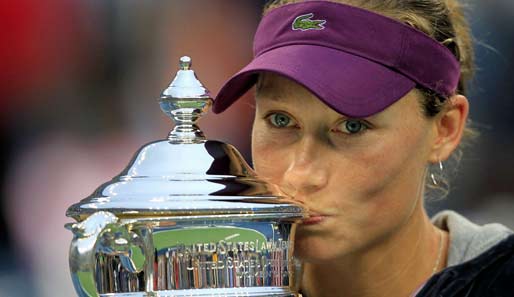 Küsschen für den Pokal: Samantha Stosur freut sich über ihren Sieg bei den US Open