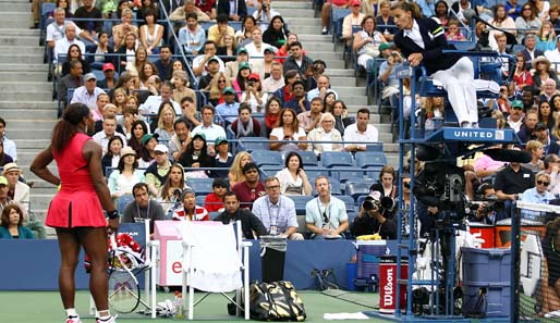 Serena Williams (l.) erlaubte sich im US-Open-Finale eine Verbal-Attacke gegen die Schiedsrichterin