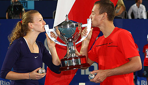 Petra Kvitova und Tomas Berdych busseln die Trophäe