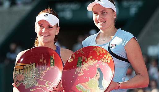 Nadja Petrowa (r.) setzte sich im Finale von Tokio überraschend gegen Agnieszka Radwanska durch