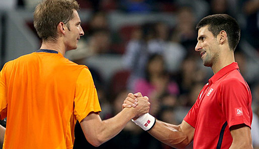 Florian Mayer (l.) gratuliert Novak Djokovic (r.) zum Einzug ins Finale von Peking