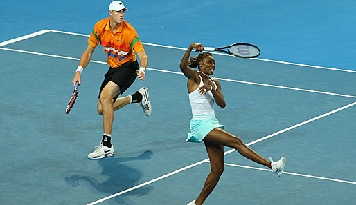 Venus Williams und John Isner setzen sich gegen das französische Mixed-Doppel knapp durch