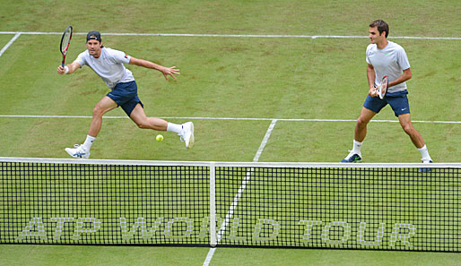 Ungewohntes Bild: Normalerweise stehen sich Tommy Haas (l.) und Roger Federer eher gegenüber