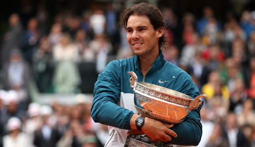 Zärtlich umarmt Rafael Nadal seine achte Coupe de Mousquetaires, die Trophäe der French Open