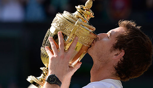 Der Moment des Triumphes: Andy Murray mit dem Pokal von Wimbledon