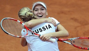 Hier war noch alles in Ordung: Vesnina (r.) und Makarova (l.) freuen sich über ihren Sieg im Halbfinale
