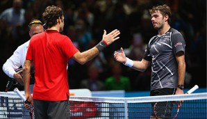 Roger Federer und Stan Wawrinka reichen sich nach einem harten Kampf fair die Hand