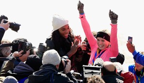 Am Ende des Marathons wurde Caroline Wozniacki (r.) von Serena Williams empfangen