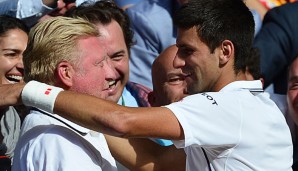 Boris Becker (l.) und Novak Djokovic freuen sich über den Wimbledon-Sieg