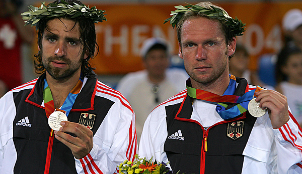 Olympisches Doppelfinale in Athen: Kiefer (l.) und Schüttler halten traurig ihre Medaillen in die Kameras
