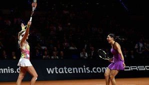 Caroline Garcia (r.) und Kristina Mladenovic feiern ihren Triumph in Stuttgart