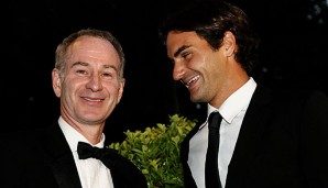 John McEnroe (l.) ist von Roger Federer hellauf begeistert