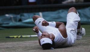 ... und es war geschafft! Wie vom Blitz getroffen fiel Rafael Nadal zu Boden: Er hatte Wimbledon gewonnen. 6:4, 6:4, 6:7, 6:7, 9:7 gegen den besten Rasenspieler aller Zeiten. Vamos!