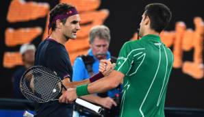 Roger Federer gratuliert Novak Djokovic zum Sieg und zum Einzug ins Finale.