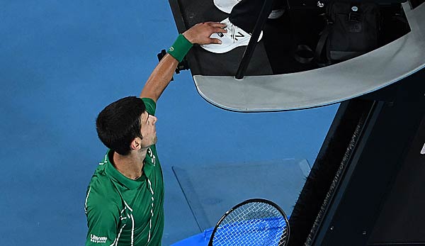 Novak Djokovic hadert mit einer Schiedsrichterentscheidung.