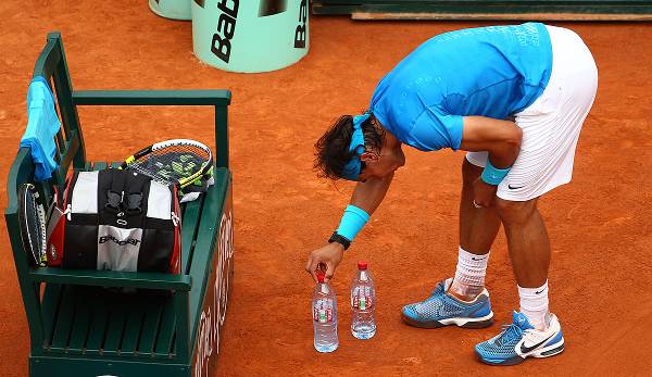 Rafael Nadal stellt seine Flaschen immer diagonal versetzt vor seinem Stuhl auf.