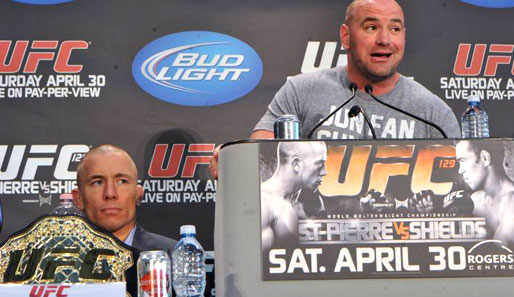 UFC-Präsident Dana White (r.) schickt Weltmeister George St. Pierre (l.) in ein historisches Duell