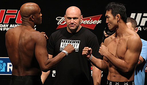 Anderson Silva (l.) und Yushin Okami treffen im Hauptkammpf von UFC 134 aufeinander