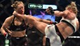 Ronda Rousey (l.) hat in Melbourne sensationell ihren Titel verloren