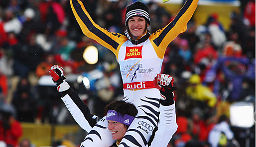 Die deutschen Ski-Weltmeisterinnen: Maria Riesch (u.) und Kathrin Hölzl auf ihren Schultern