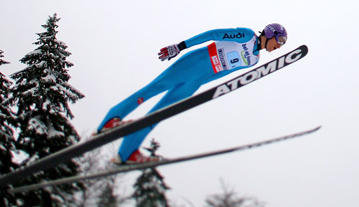 Martin Schmitt landete in der Qualifikation in Kuusamo bei 130 Metern